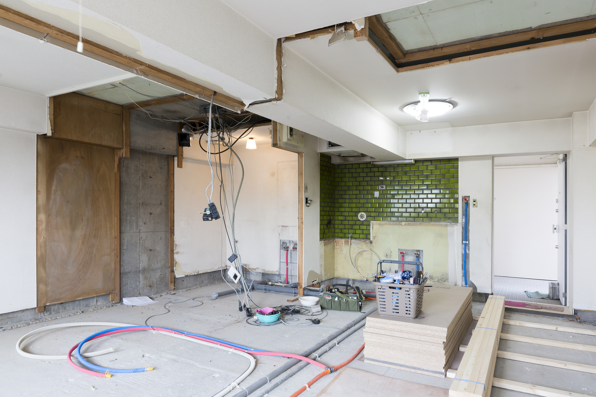 マンションの壁をぶち抜くリフォーム現場