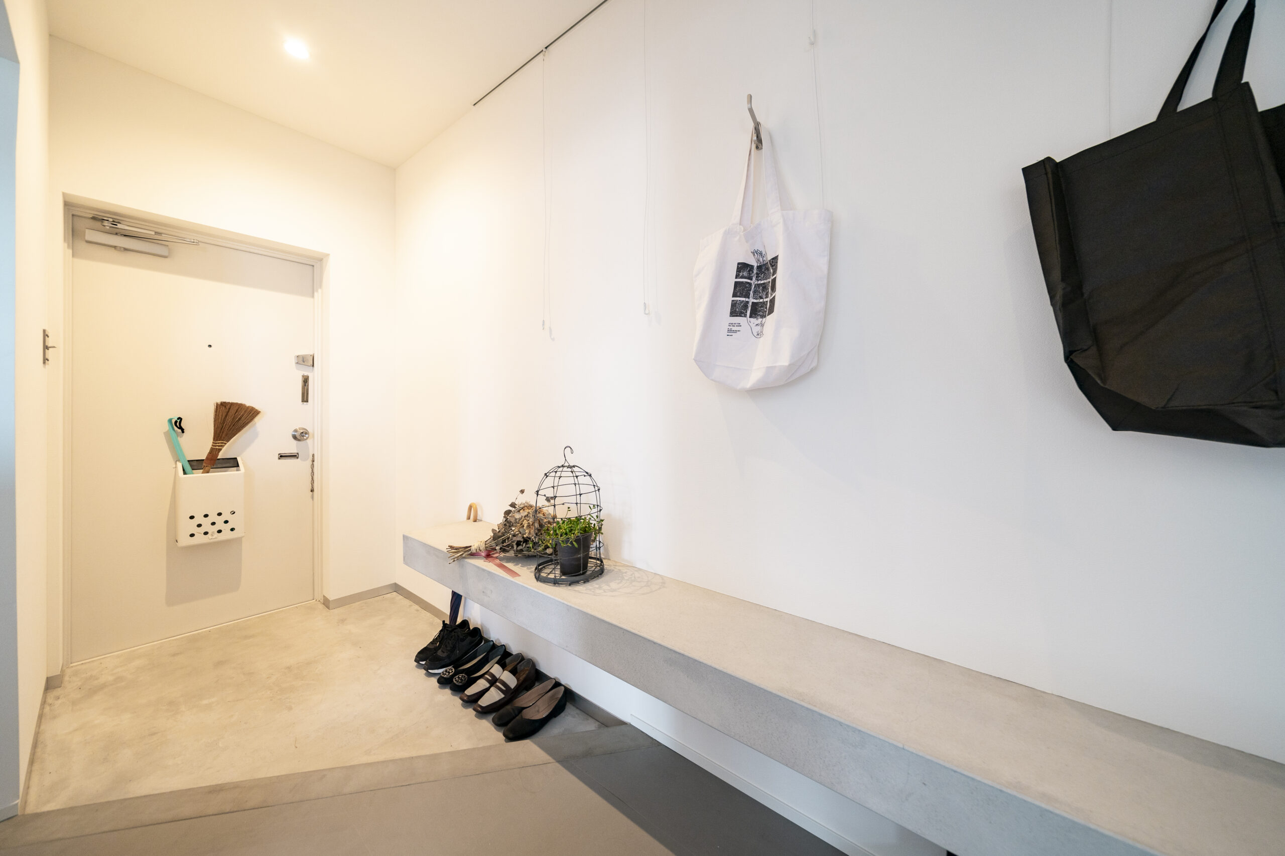 まるで画廊のような住まい。色を抑えたモダン空間